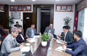 आर्थिक वर्षको बजेटबारे स्वास्थ्य र उद्योग मन्त्रालयसँग छलफल