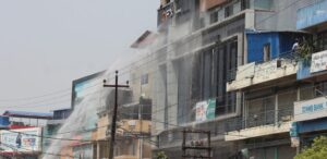 इटहरीको सेन्टर प्लाजामा लागेको आगलागी ६ घण्टा पछि नियन्त्रणमा