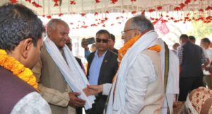 लोसपाका जिल्ला अध्यक्ष पनि माओवादीमा प्रवेश, प्रचण्डले गरे स्वागत