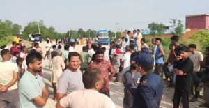 अधूरो पुल निर्माणको माग गर्दै जनकपुर–ढल्केवर सडकमा चक्काजाम