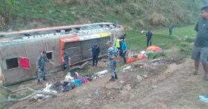 मकवानपुरमा यात्रीबस दुर्घटना १६ जना घाइते, गुडिरहेको कारमा आगलागी