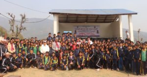 सिद्धेश्वर माविका पाँच सय विद्यार्थी र शिक्षकलाई पोसाक वितरण