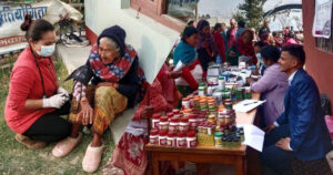 रामेछाप आयुर्वेद चिकित्सालय : घर–घर जाँदै, नसर्ने रोगका बिरामी पहिचान गर्दै