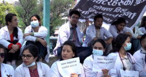 मेडिकल कलेजहरुले १९ हजार मात्र तलव दिएको भन्दै डाक्टरहरु सडकमा