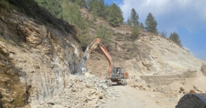 बर्षाले कर्णालीका अधिकांश सडक अवरुद्ध