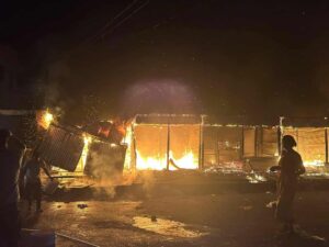 अछामको साफेबगर हाटबजारमा आगलागी, १० पसल जले