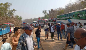 दाउन्ने सडक १६ घण्टादेखि अवरुद्ध, हजारौं यात्रु अलपत्र