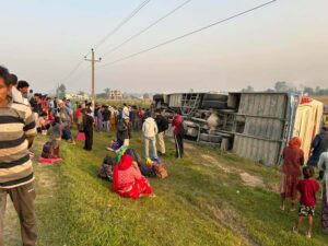 ओभरटेक गर्ने क्रममा सन्तुलन गुमाउँदा बस दुर्घटना