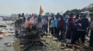 कश्मिरमा मारिएका सुदीपको त्रिवेणीमा अन्त्येष्टि, काकाले दिए दागबत्ती