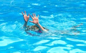 होटलको स्विमिङ पुलमा डुबेर एक बालकको मृ*त्यु