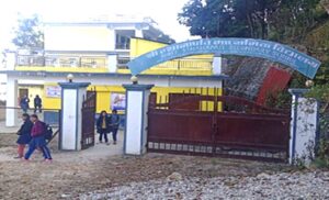 विद्यार्थीलाई बाहिर निकालेर जनप्रतिनिधिले नै गरे विद्यालयमा तालाबन्दी