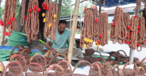 विदेशमा दुःख गर्नुभन्दा रुद्राक्षका सामग्री बनाएर बिक्री गर्न सजिलो