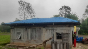 हुरीले उडाएको उपेशको घरको छानो गाउँलेले हालिदिए