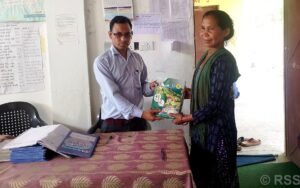 बाउन्न वर्षको उमेरमा विद्यालय भर्ना भएर कक्षा १ मा पढ्दै वडासदस्य डल्लीदेवी