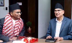 नवनियुक्त गभर्नर पौडेलले भेटे अर्थमन्त्री पौडेललाई
