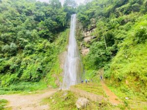 पर्यटक र पूर्वाधारका पर्खाइमा छहरे झरना