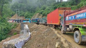 दाउन्नेमा सडक पूर्णरूपमा अवरुद्ध, यात्रु घण्टौं जाममा