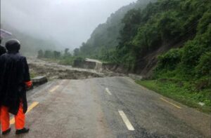 कोशी राजमार्ग बाढीले बगायो, यातायात अवरुद्ध
