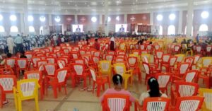 लुम्बिनीमा आफ्नो कार्यक्रममा मान्छे नआएपछि खाली कुर्सीलाई भाषण सुनाएर फर्के ओली