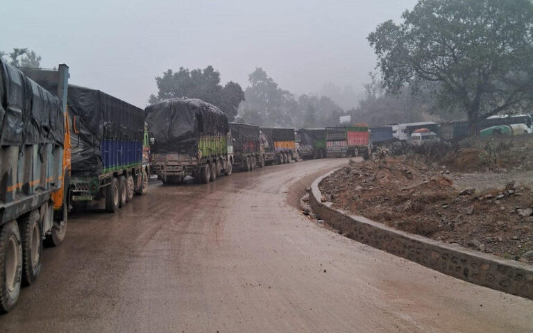आज पनि अवरुद्ध छन् देश भरिका यी १३ सडक, प्रभावित छ सार्वजनिक यातायात