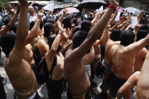 काठमाडाैंमा सहकारीपीडितको अर्धनग्न प्रदर्शन