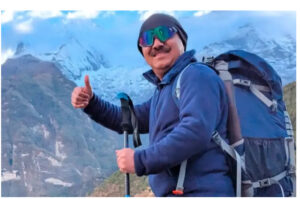 सगरमाथा आरोहण गर्दै कांग्रेस महामन्त्री शर्मा