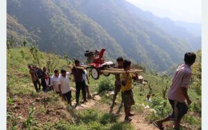 चितवनको कान्दामा दुई घण्टा बोकेर हाते ट्रयाक्टर पुर्याउँदा …