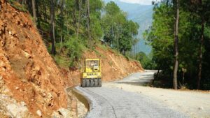 ट्रयाक खुलेको सत्ताइस वर्षपछि रत्नेचौर–भकुण्डे सडक कालोपत्र थालियो