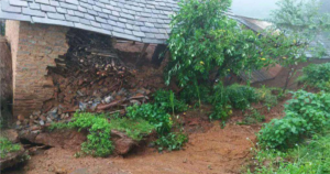 पहिरोले एक घर पूर्णरूपमा क्षतिग्रस्त