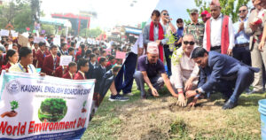 बिरुवा रोपेर झापामा विश्व वातावरण दिवस मनाइयो