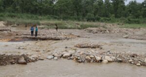 बाढीले डाइभर्सन बगाउँदा नवलपरासीमा पूर्वपश्चिम राजमार्ग फेरि अवरुद्ध