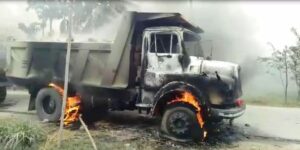 सर्लाहीमा ठक्कर दिएका टिपर जलाए, गुम्यो एउटा युवकको ज्यान,