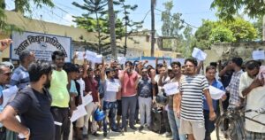 मलंगवामा विद्युत कटौतीविरुद्ध युवाहरूको प्रदर्शन