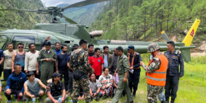 रसुवा बाढी : सशस्त्र प्रहरीका कर्मचारीलाई सेनाको हेलिकोप्टरबाट उद्धार गरिँदै