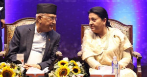 प्रधानमन्त्री ओली र पूर्वराष्ट्रपति भण्डारी भेट्दै