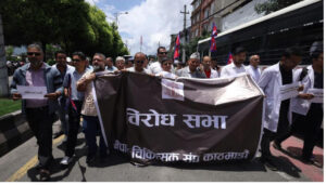 सेतो कोटसहित चिकित्सकहरू सडकमा, बिरामीको बिचल्ली