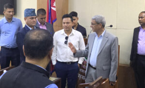 चिकित्सकको टोलीसहित हैजा प्रभावित वीरगन्ज जाँदै गृहमन्त्री लेखक