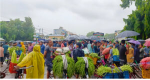   निकासी कर हटाउन माग गर्दै किसानद्वारा तरकारी राखेर राजमार्ग अवरुद्ध