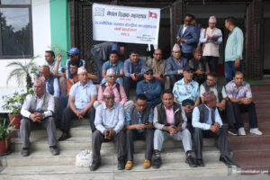 शिक्षक महासंघले दियो कांग्रेस कार्यालयमा धर्ना