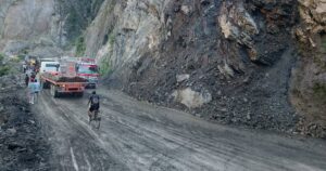 मुग्लिन–नारायणगढ सडक खण्डमा पहिरो, करिब चार घण्टा यातायात अवरुद्ध