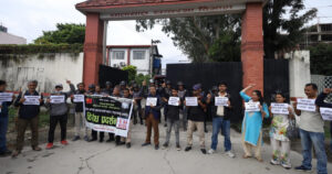 इम्बोस्ड नम्बर प्लेटको विरोधमा यातायात व्यवस्था कार्यालय अगाडि प्रदर्शन