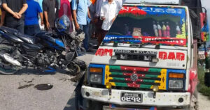 ट्रकको ठक्करबाट श्रीमतीको मृत्यु, श्रीमान् घाइते