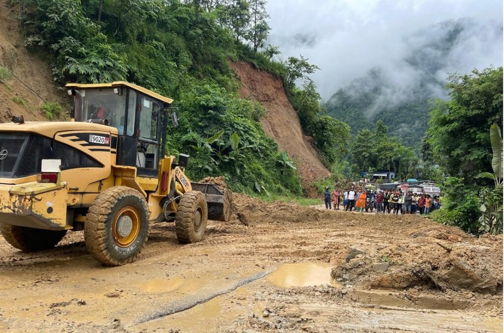 मुख्य राजमार्गको ताजा अवस्था : बाढी र पहिरोले कहाँ–कहाँ भयो अवरोध ?