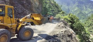 पहिरो पन्छाएपछि सञ्चालनमा आयो नारायणगढ–मुग्लिन सडक