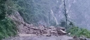 पहिरो खसेपछि बुटवल-तानसेन सडक अवरुद्ध