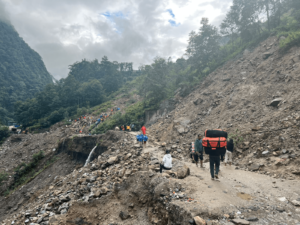 पहिरोका कारण अवरुद्ध कोदारी सडक भोलि बेलुकासम्म खुल्छ : सडक विभाग