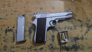 ट्याक्सीको डिक्कीभित्र ७ थान पेस्तोल र ३३ राउण्ड गोली बरामद , एक जना पक्राउ