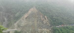 मुग्लिन नारायणघाट सडकखण्डको पहिरो पन्छाउने काम सुरु, वैकल्पिक सडक प्रयोग गर्न अनुरोध