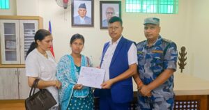 जेन–जी आन्दोलनमा प्रहरीको गोली लागी ज्यान गुमाएका सर्लाहीका सुवेदीको परिवारले पाए राहत 