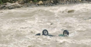 दार्चुलाको नौगाड नदीमा अटोरिक्सा खस्दा ३ जना बेपत्ता